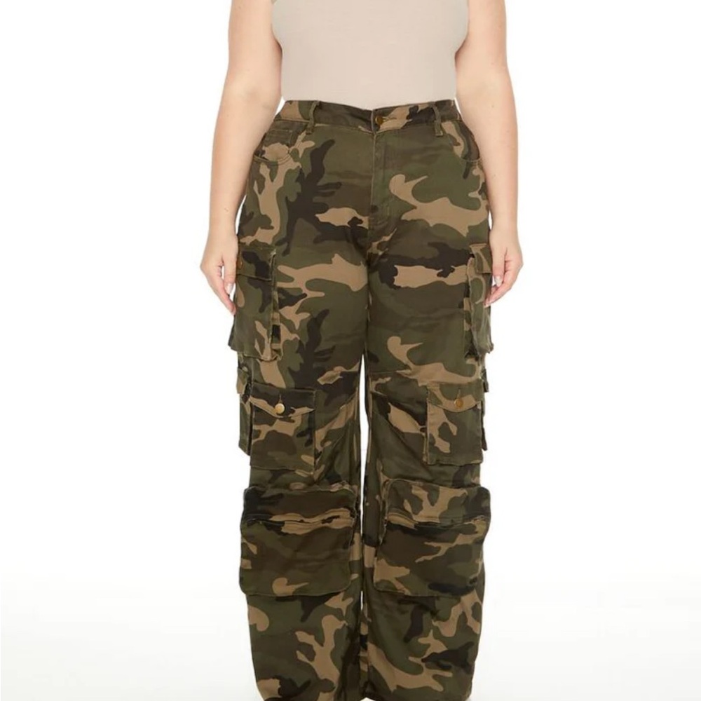 FOREVER 21 STRAIGHT LEG CAMO CARGO PANTS